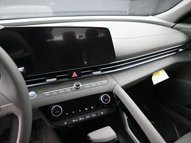 Used 2025 Hyundai Elantra SEL FWD image 21