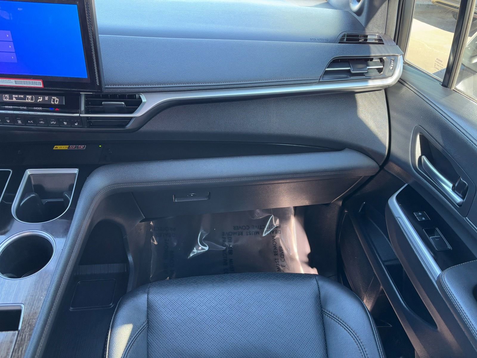 Used 2025 Toyota Sienna Limited image 17
