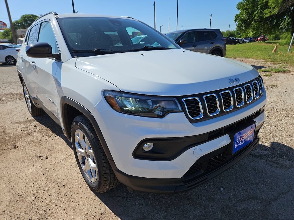 Used 2025 Jeep Compass Latitude AWD/4WD image 2