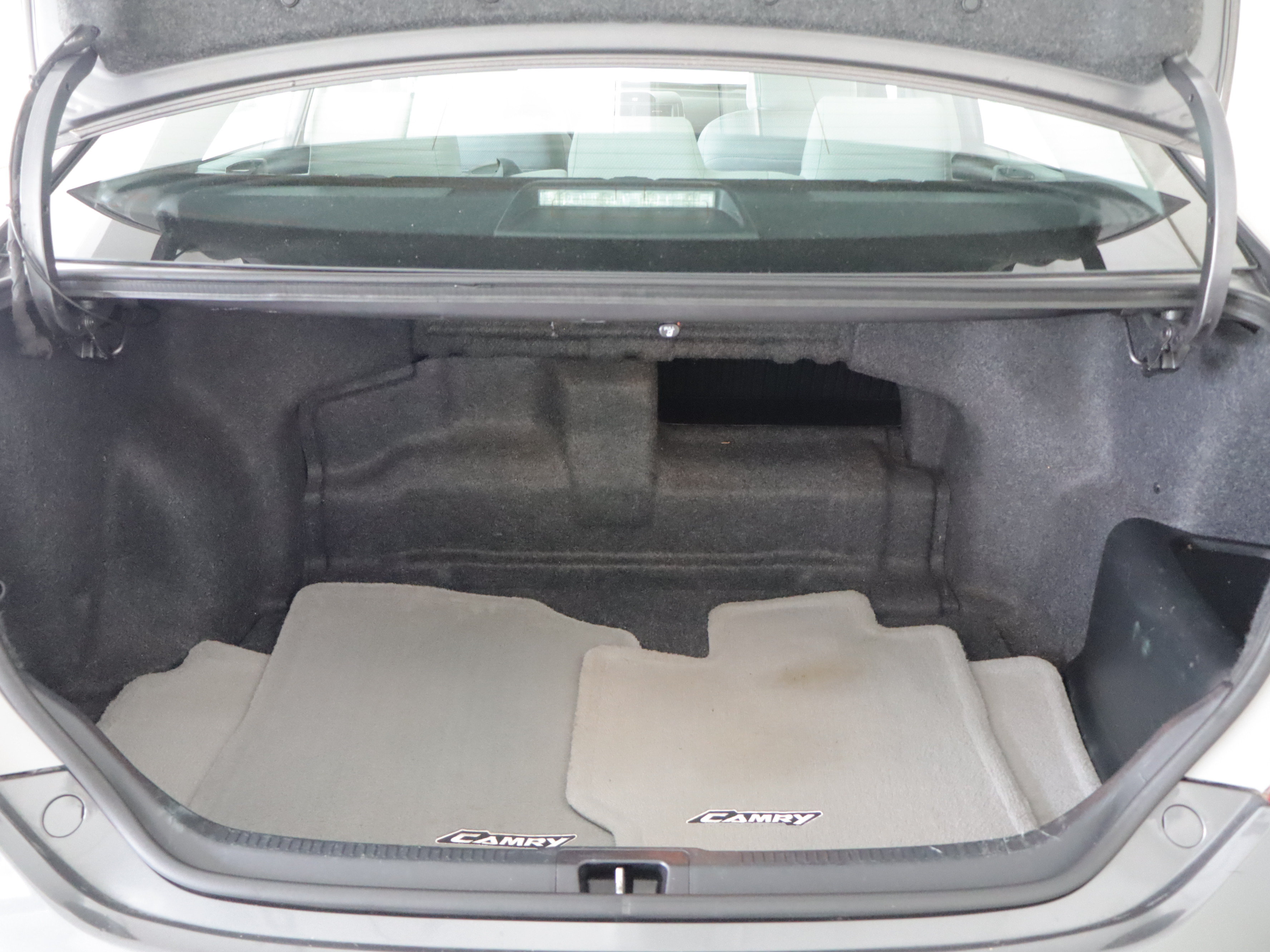 Used 2014 Toyota Camry XLE w/ Moonroof Package FWD image 20