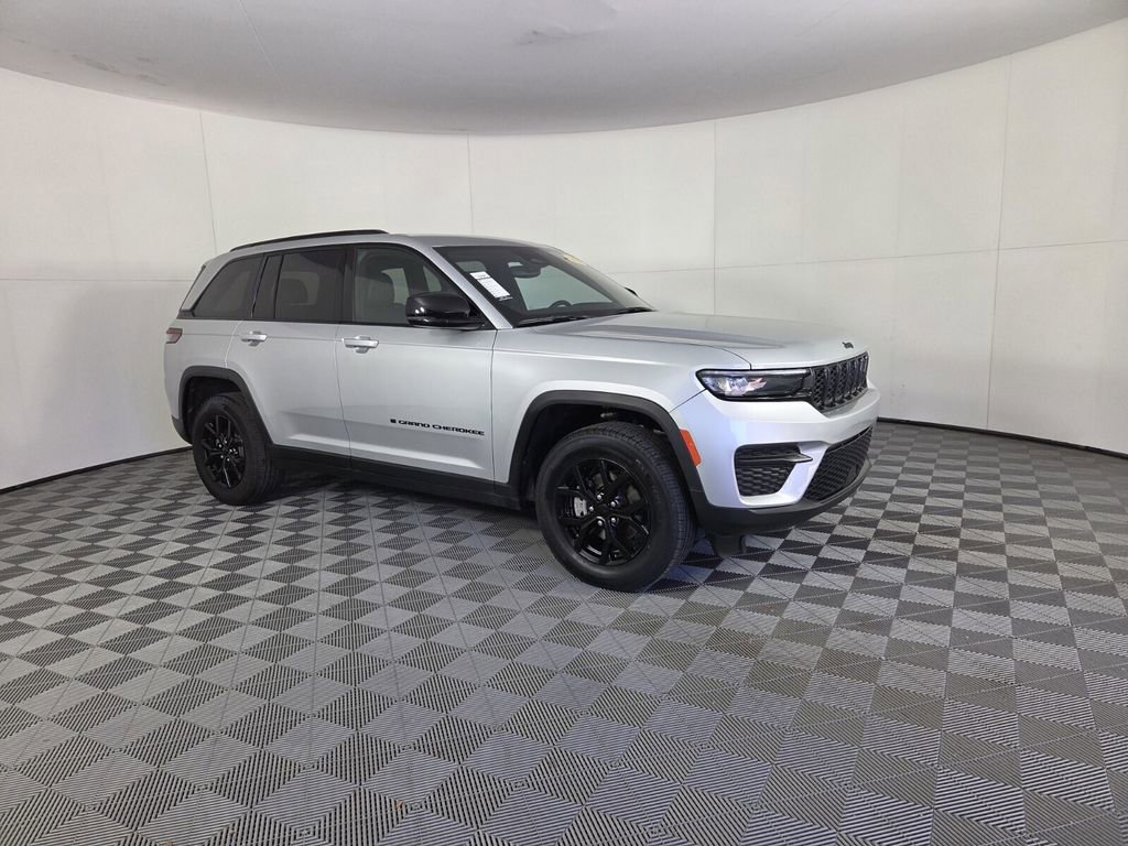 Certified 2024 Jeep Grand Cherokee Altitude image 2