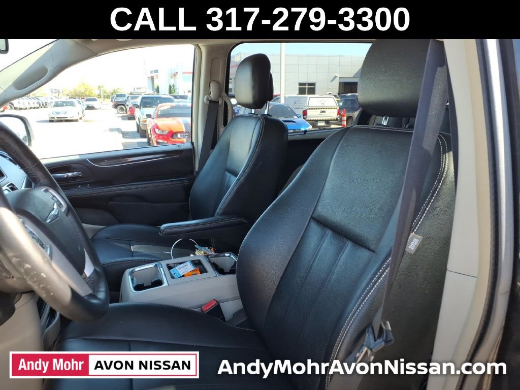 Used 2016 Chrysler Town & Country Touring-L FWD image 16