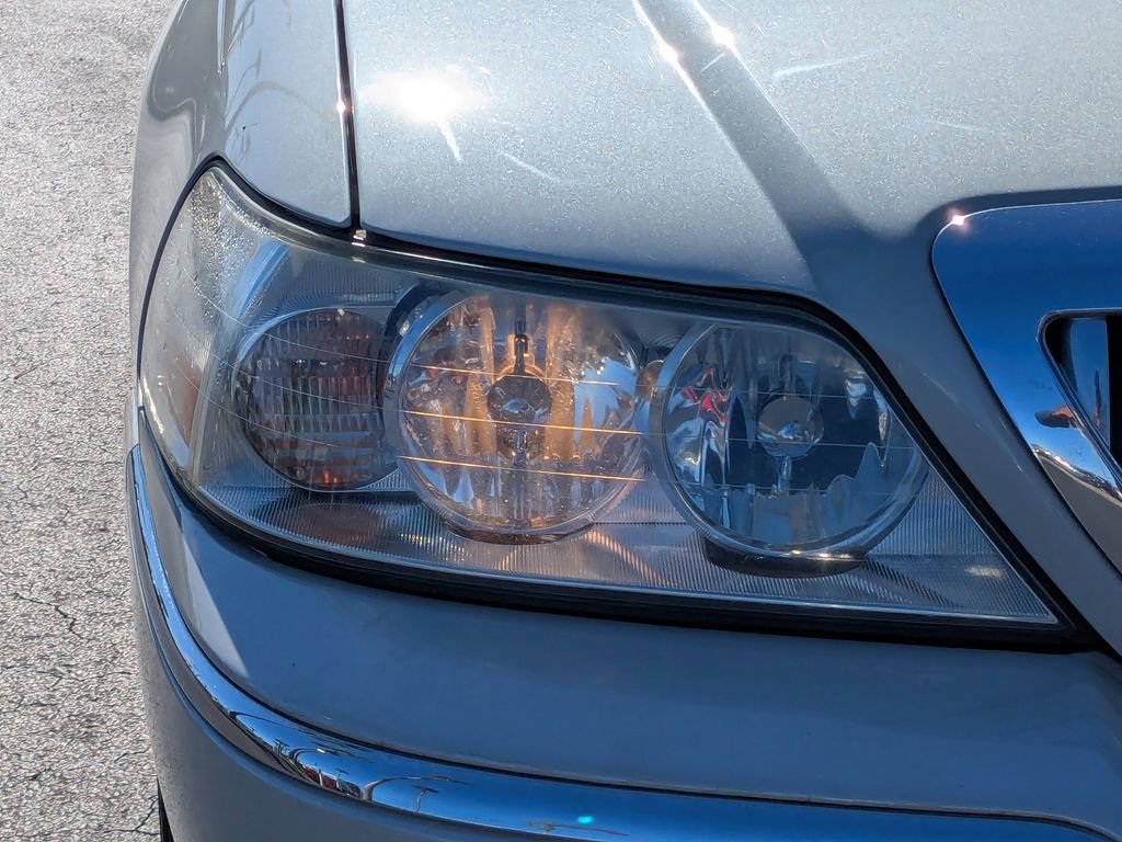 Used 2005 Lincoln Town Car Signature Limited image 10