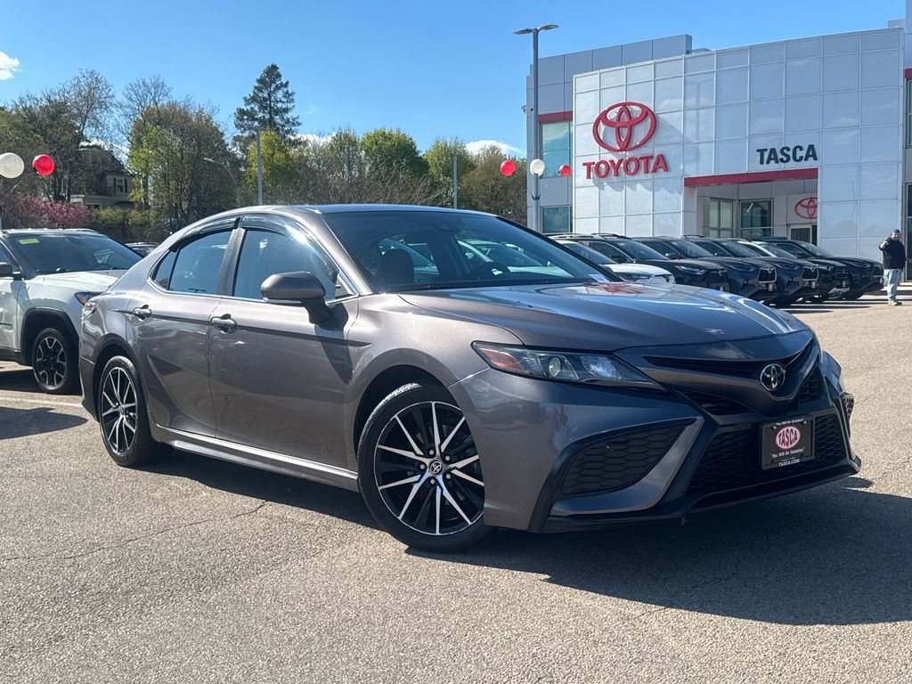 Used 2022 Toyota Camry SE w/ Cold Weather Package