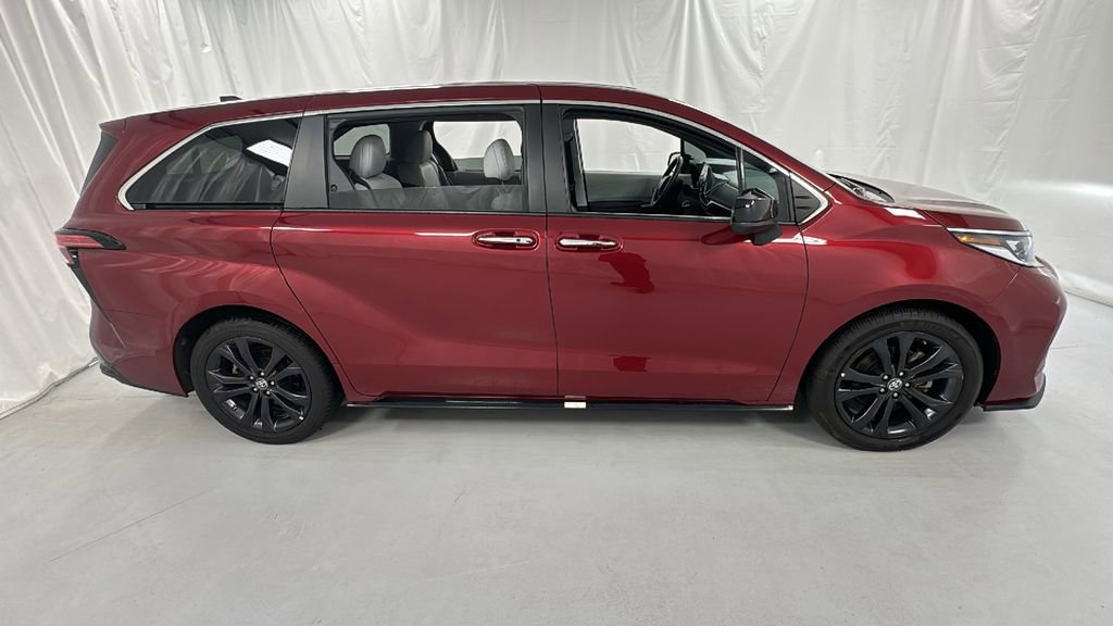 Used 2023 Toyota Sienna XSE image 2