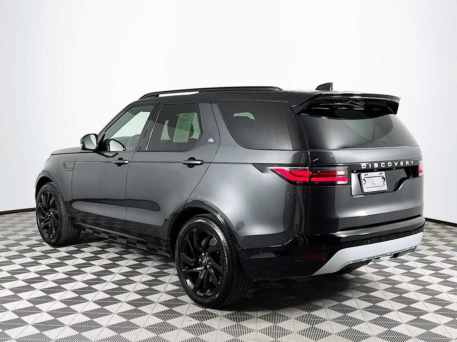 Used 2024 Land Rover Discovery Metropolitan Edition image 7