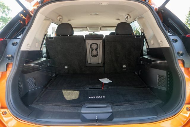 Used 2018 Nissan Rogue SV AWD/4WD image 11