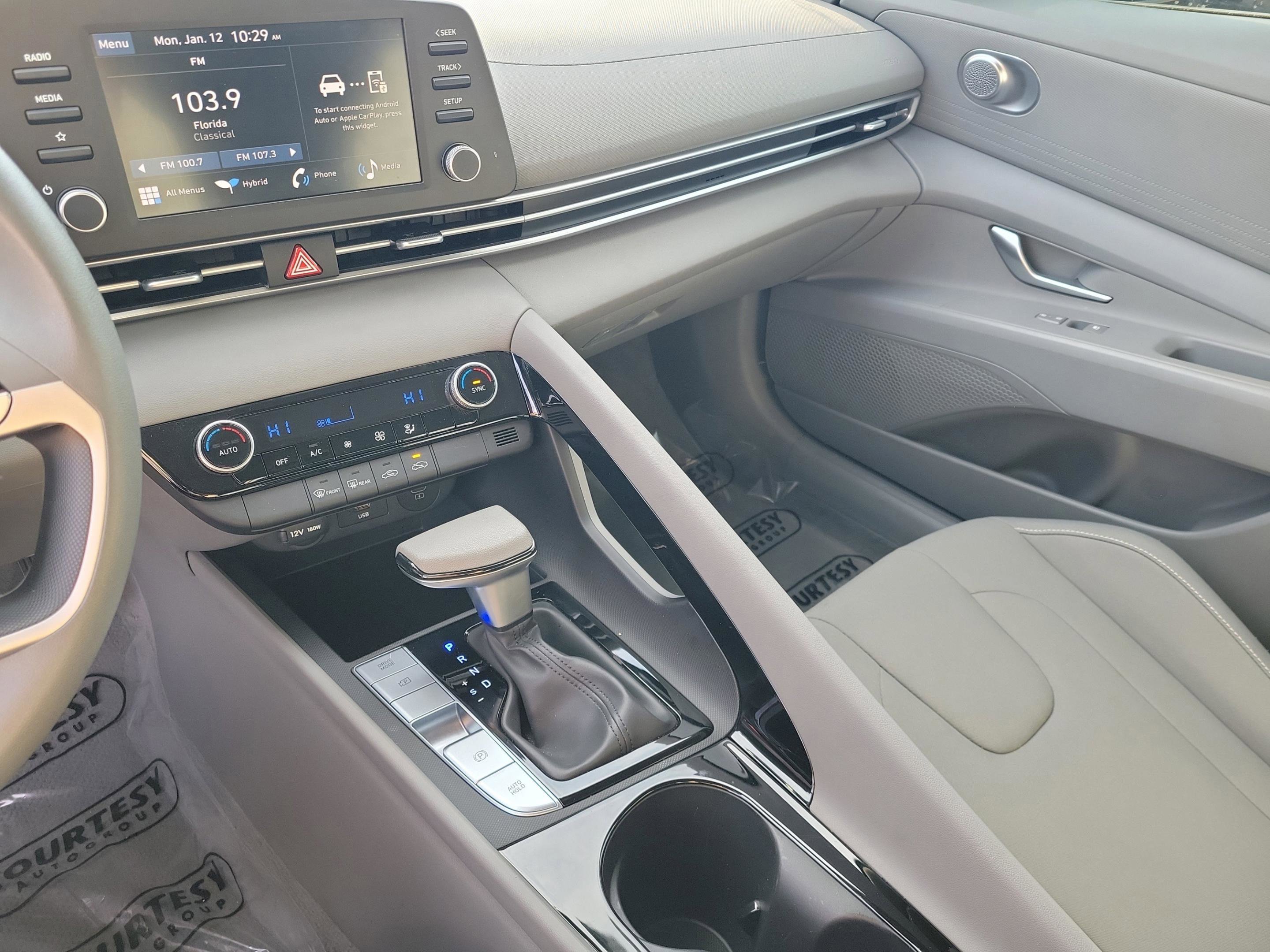 Used 2025 Hyundai Elantra Blue image 25