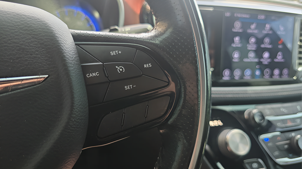 Used 2020 Chrysler Pacifica Limited FWD image 25