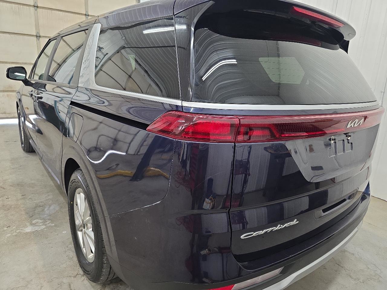 Used 2022 Kia Carnival LX FWD image 11