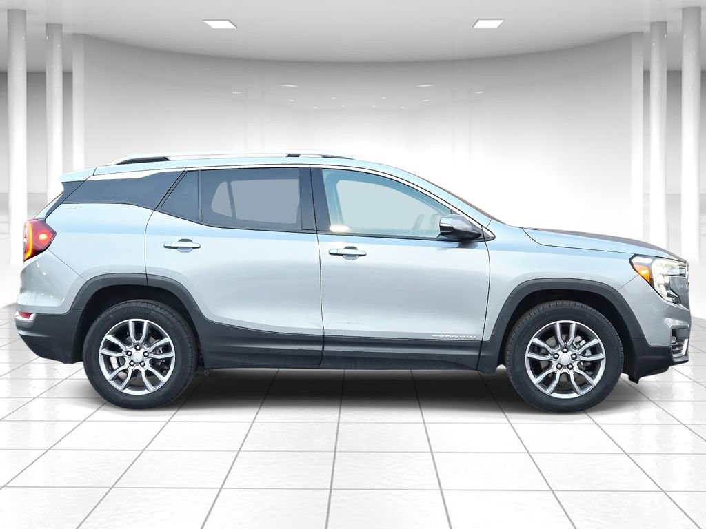 Used 2024 GMC Terrain SLT image 2