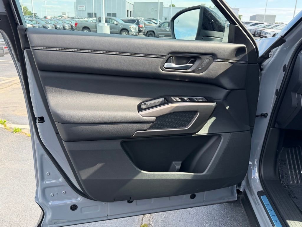Used 2024 Nissan Pathfinder Platinum w/ Cargo Package AWD/4WD image 13