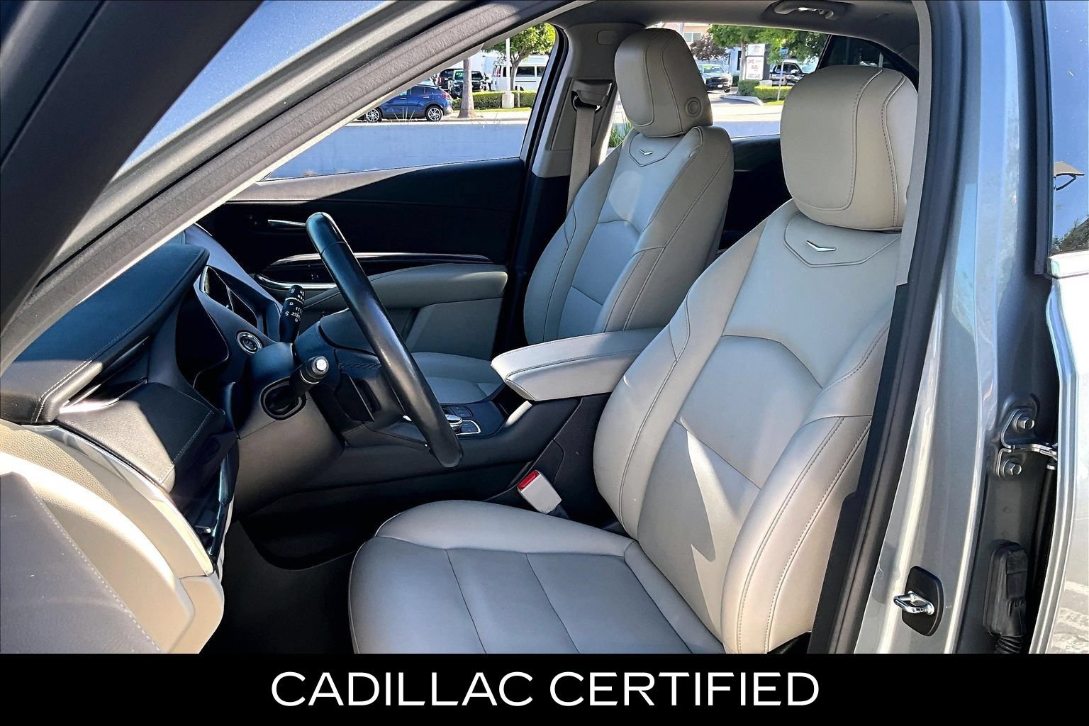 Used 2023 Cadillac XT4 Luxury w/ Cold Weather Package FWD image 9