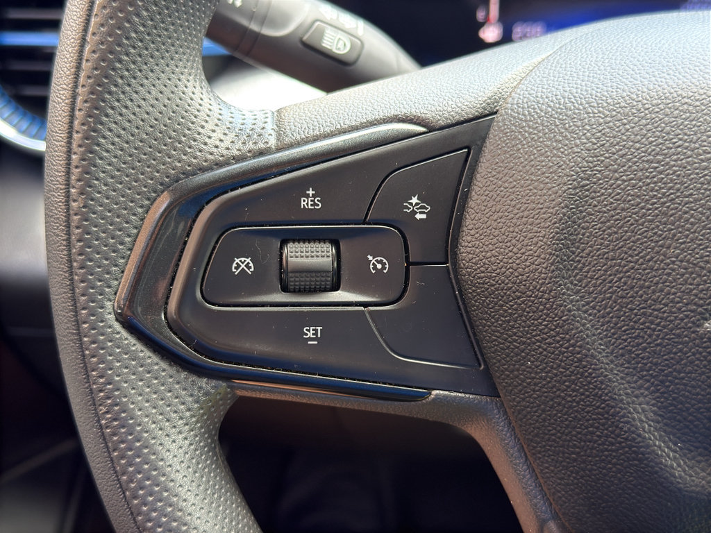 Used 2025 Chevrolet Trax LT FWD image 17