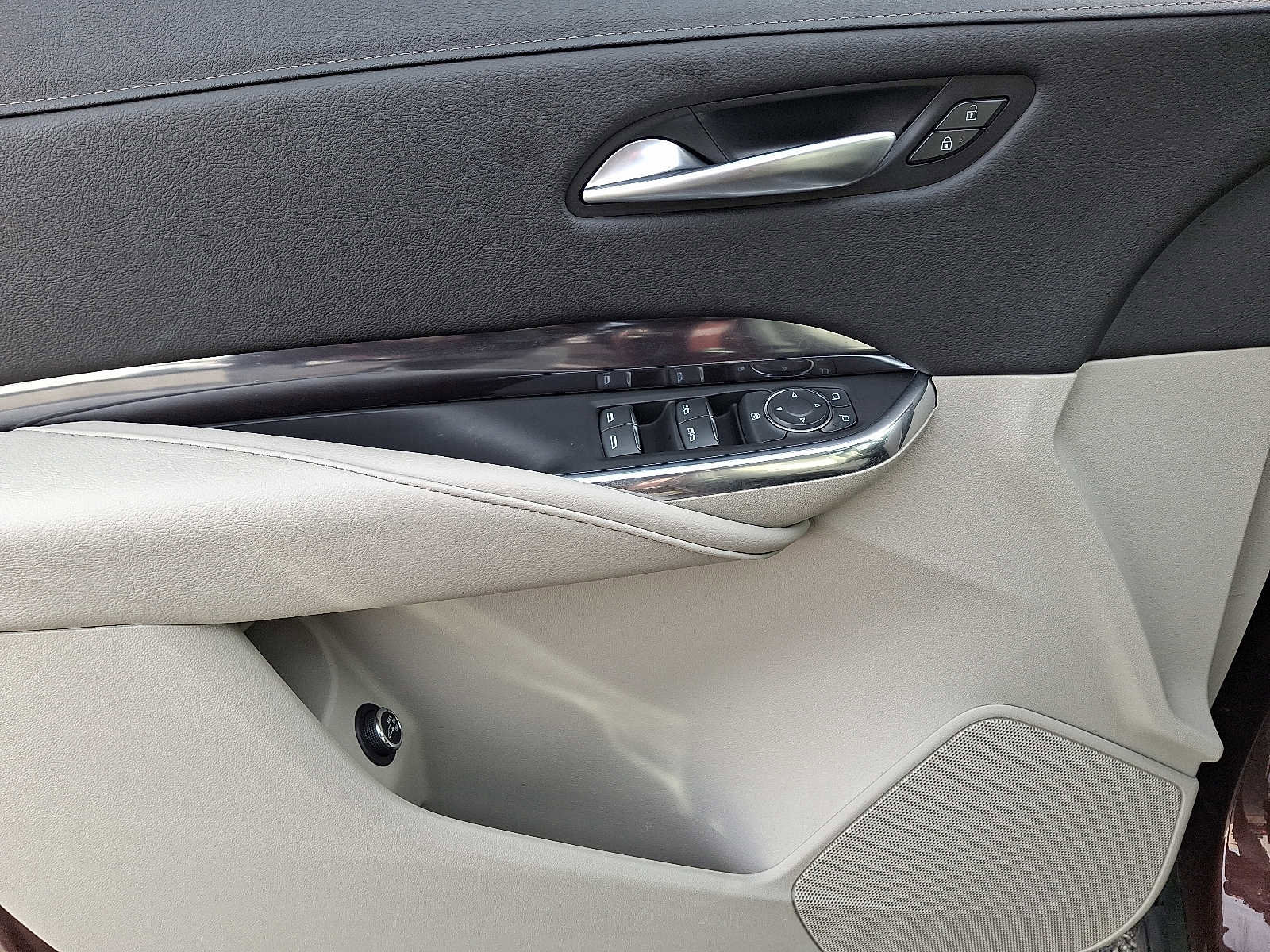 Used 2023 Cadillac XT4 Luxury w/ Cold Weather Package image 12