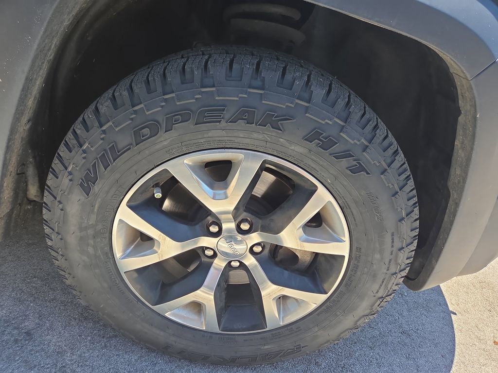 Used 2016 Jeep Cherokee Trailhawk w/ Comfort/Convenience Group AWD/4WD image 2