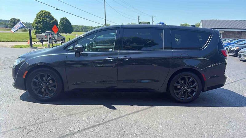 Used 2020 Chrysler Pacifica Touring w/ S Appearance Package FWD image 3