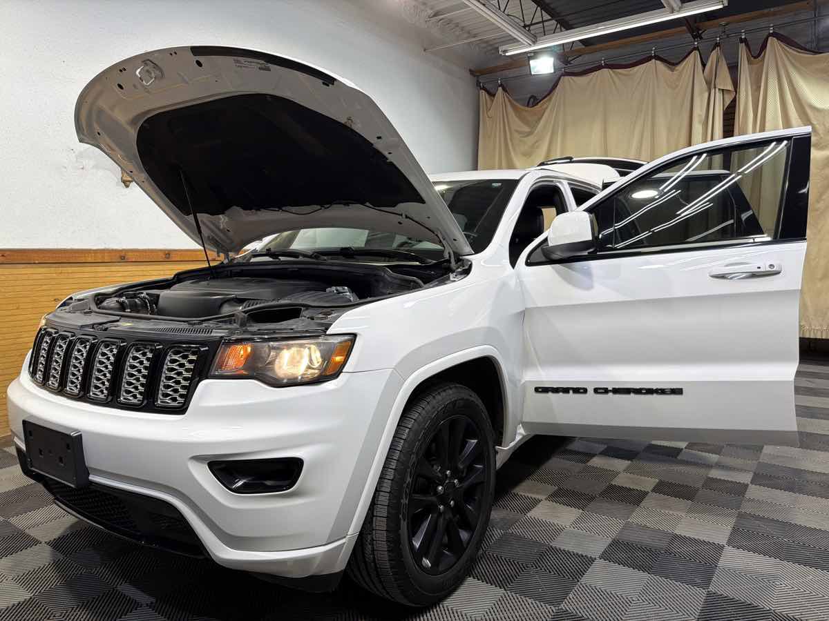 Used 2017 Jeep Grand Cherokee Altitude RWD image 11