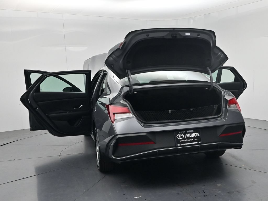 Used 2025 Hyundai Elantra SE FWD image 51
