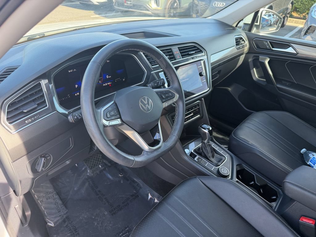 Used 2023 Volkswagen Tiguan SE w/ Panoramic Sunroof Package AWD/4WD image 11