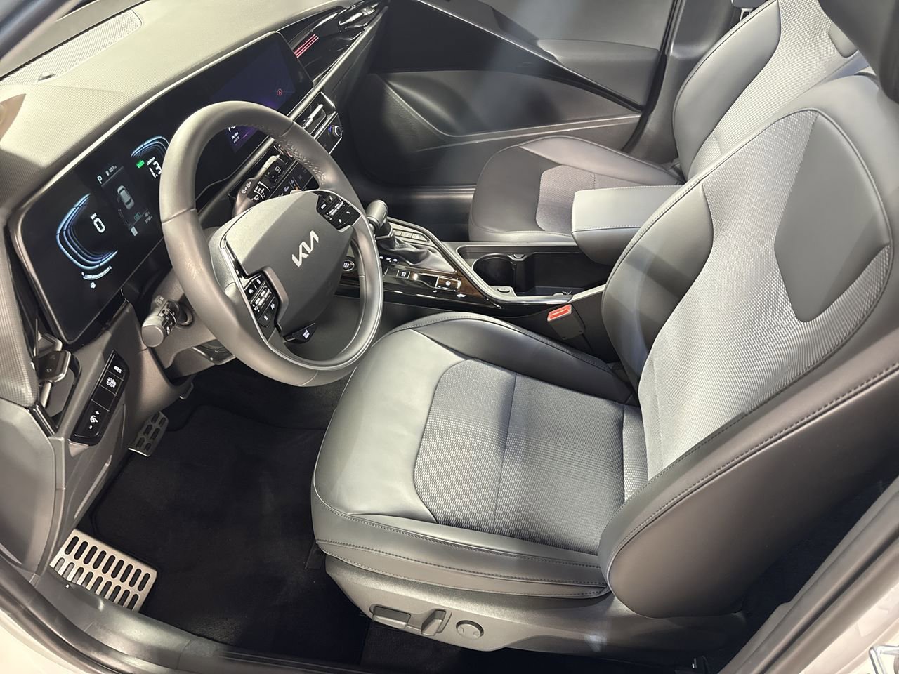 Certified 2025 Kia Niro EX Touring image 16