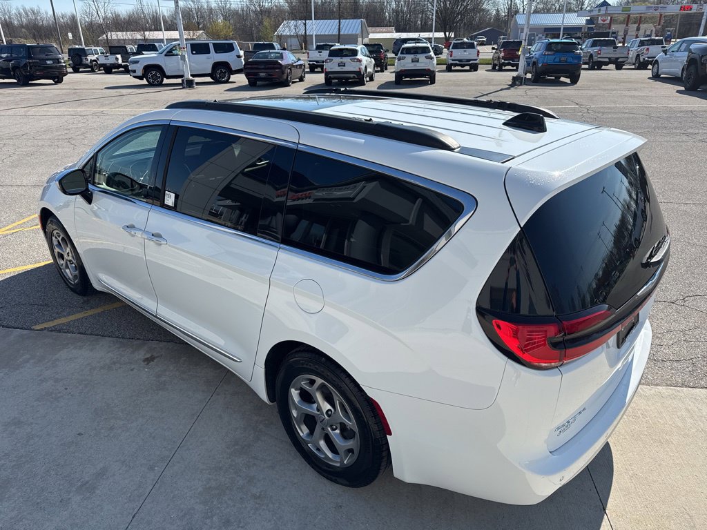 Used 2023 Chrysler Pacifica Limited FWD image 12