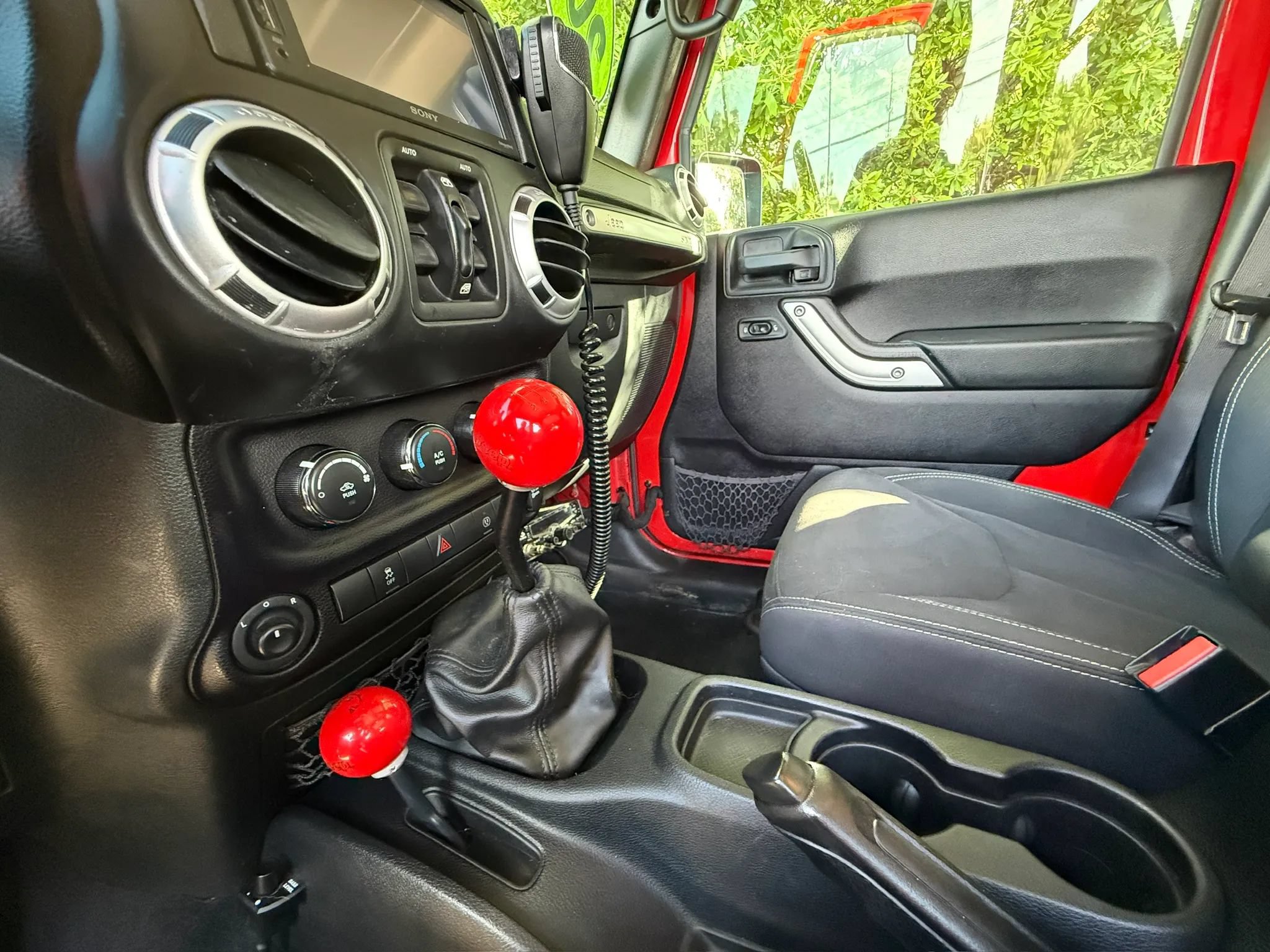 Used 2016 Jeep Wrangler Unlimited Sahara w/ Connectivity Group AWD/4WD image 49
