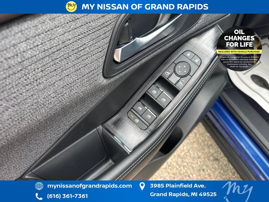 Used 2023 Nissan Rogue SV AWD/4WD image 12