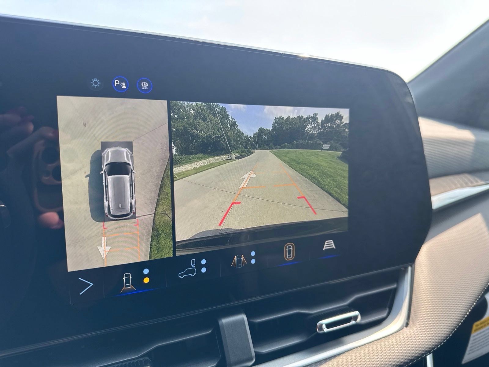 New 2027 Chevrolet Equinox LT w/ Convenience Package II FWD image 31