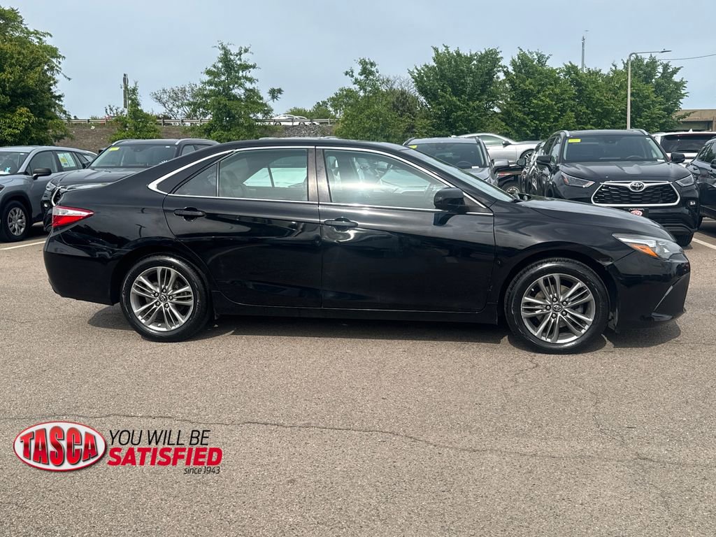 Used 2017 Toyota Camry SE w/ Moonroof Package FWD image 8