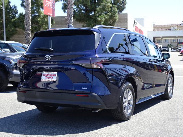 New 2026 Toyota Sienna XLE FWD image 5