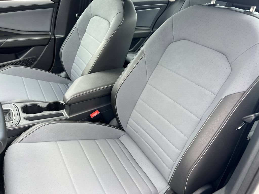 Used 2025 Volkswagen Jetta SE FWD image 11