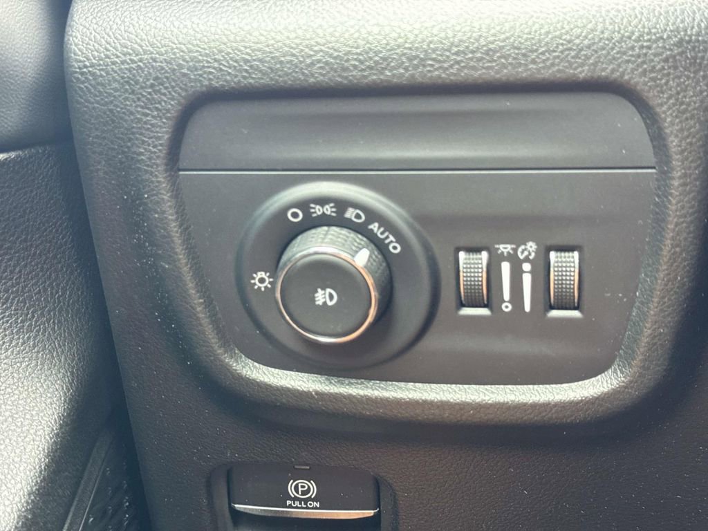 Used 2024 Jeep Grand Cherokee L Limited w/ Luxury Tech Group II image 18