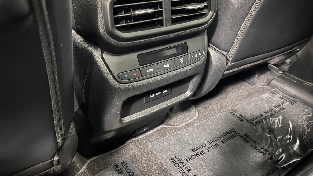 Used 2025 Honda Pilot Touring image 17