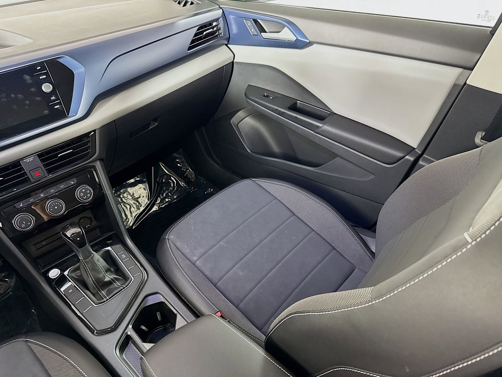 Used 2023 Volkswagen Taos SE w/ Panoramic Sunroof Package FWD image 23
