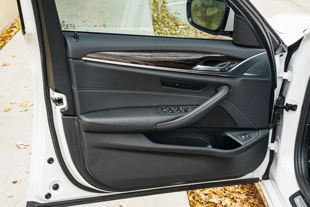 Used 2022 BMW 530i xDrive w/ Convenience Package image 9