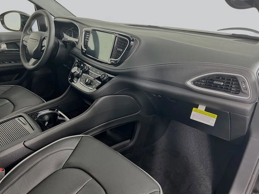 New 2027 Chrysler Pacifica Limited FWD image 32