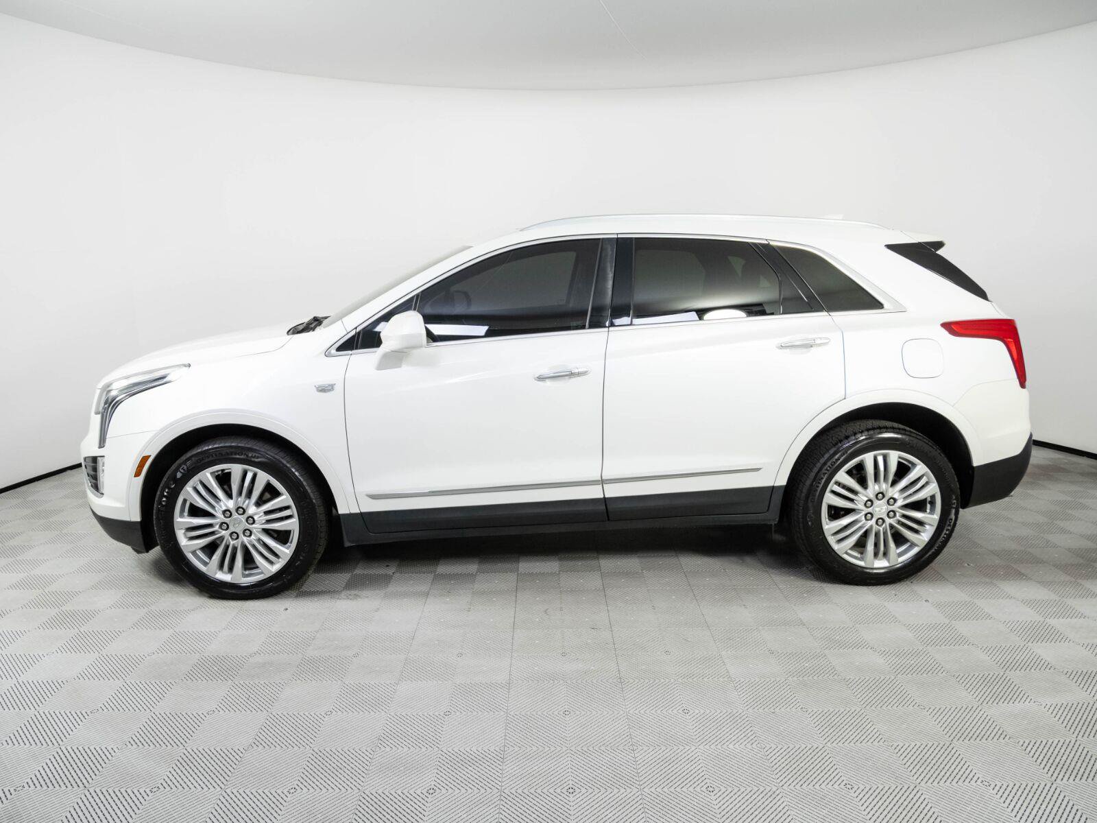 Used 2019 Cadillac XT5 Premium Luxury AWD/4WD image 2