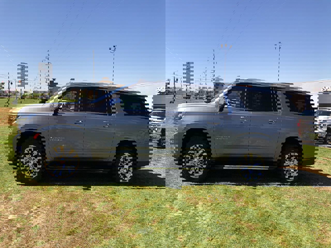 Used 2022 Chevrolet Suburban Premier image 3