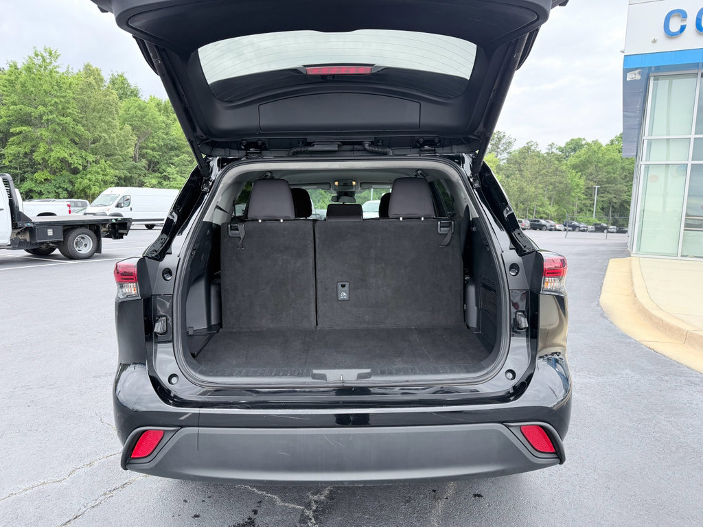 Used 2025 Toyota Highlander LE FWD image 9