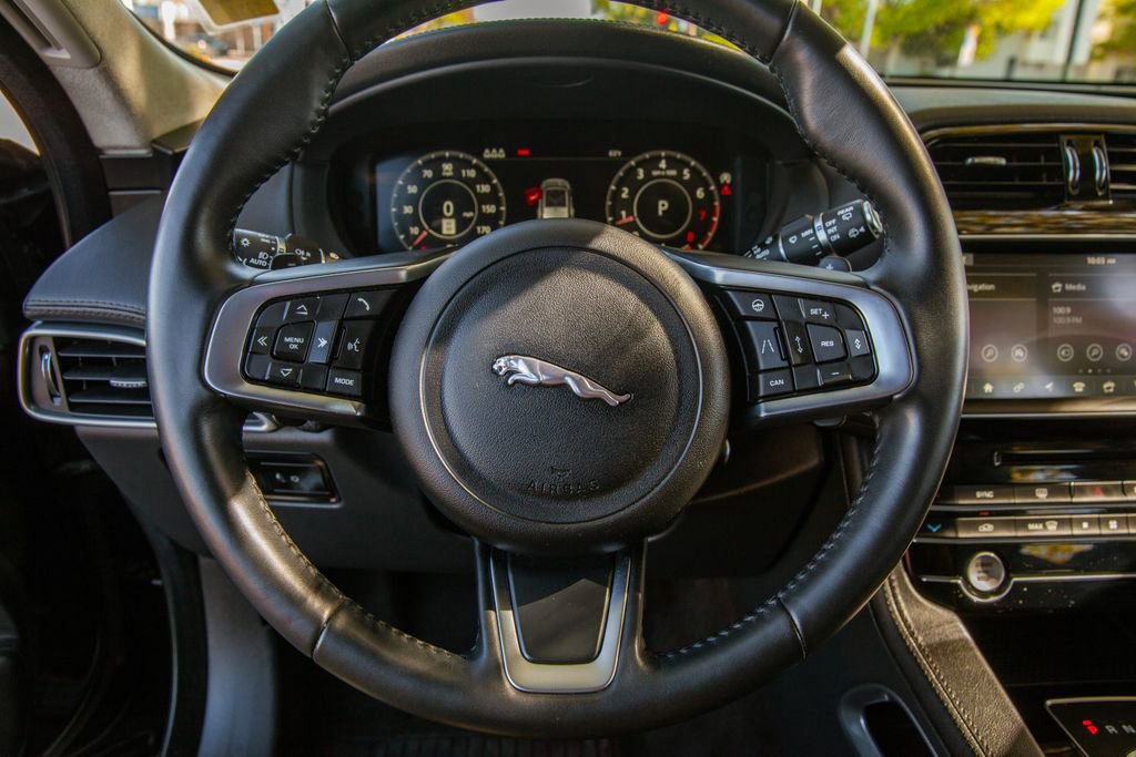 Used 2020 Jaguar F-PACE Prestige image 17