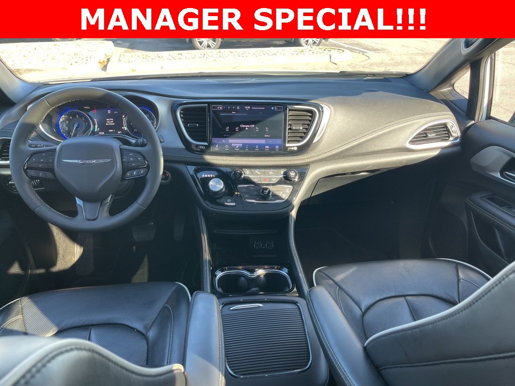 Used 2025 Chrysler Pacifica Limited image 18