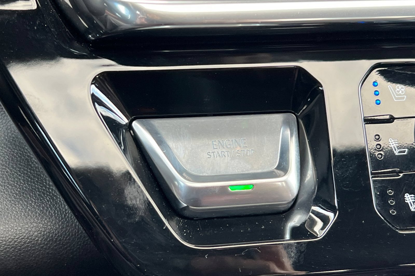 Certified 2025 GMC Sierra 2500 Denali Ultimate AWD/4WD image 19