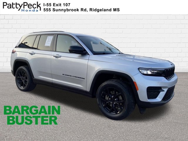 Used 2025 Jeep Grand Cherokee Altitude AWD/4WD image 1