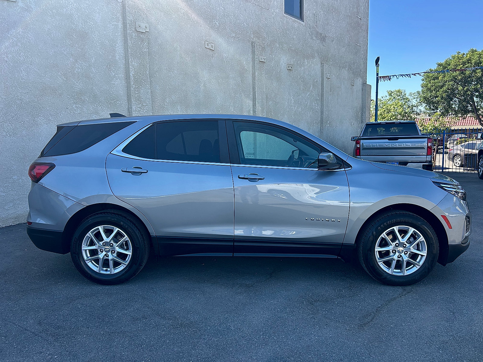 Used 2023 Chevrolet Equinox LT FWD image 2