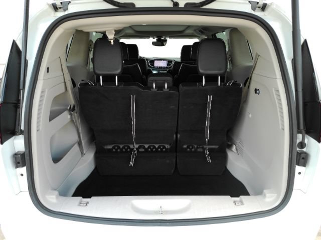 Used 2023 Chrysler Pacifica Limited FWD image 28