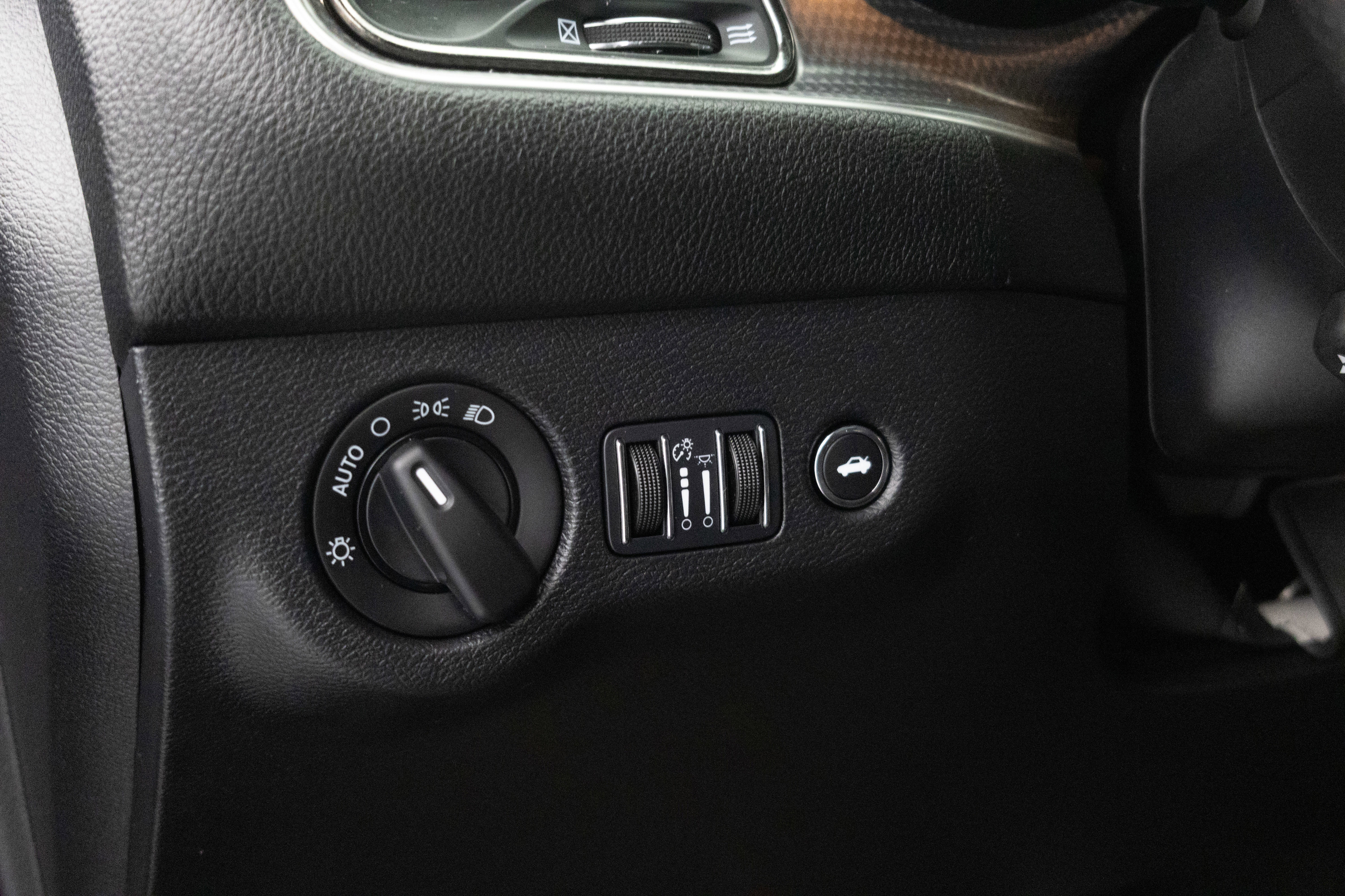 Used 2015 Dodge Challenger SRT Hellcat image 30