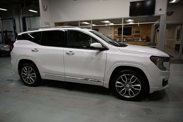 Used 2024 GMC Terrain Denali w/ Denali Premium Package image 4