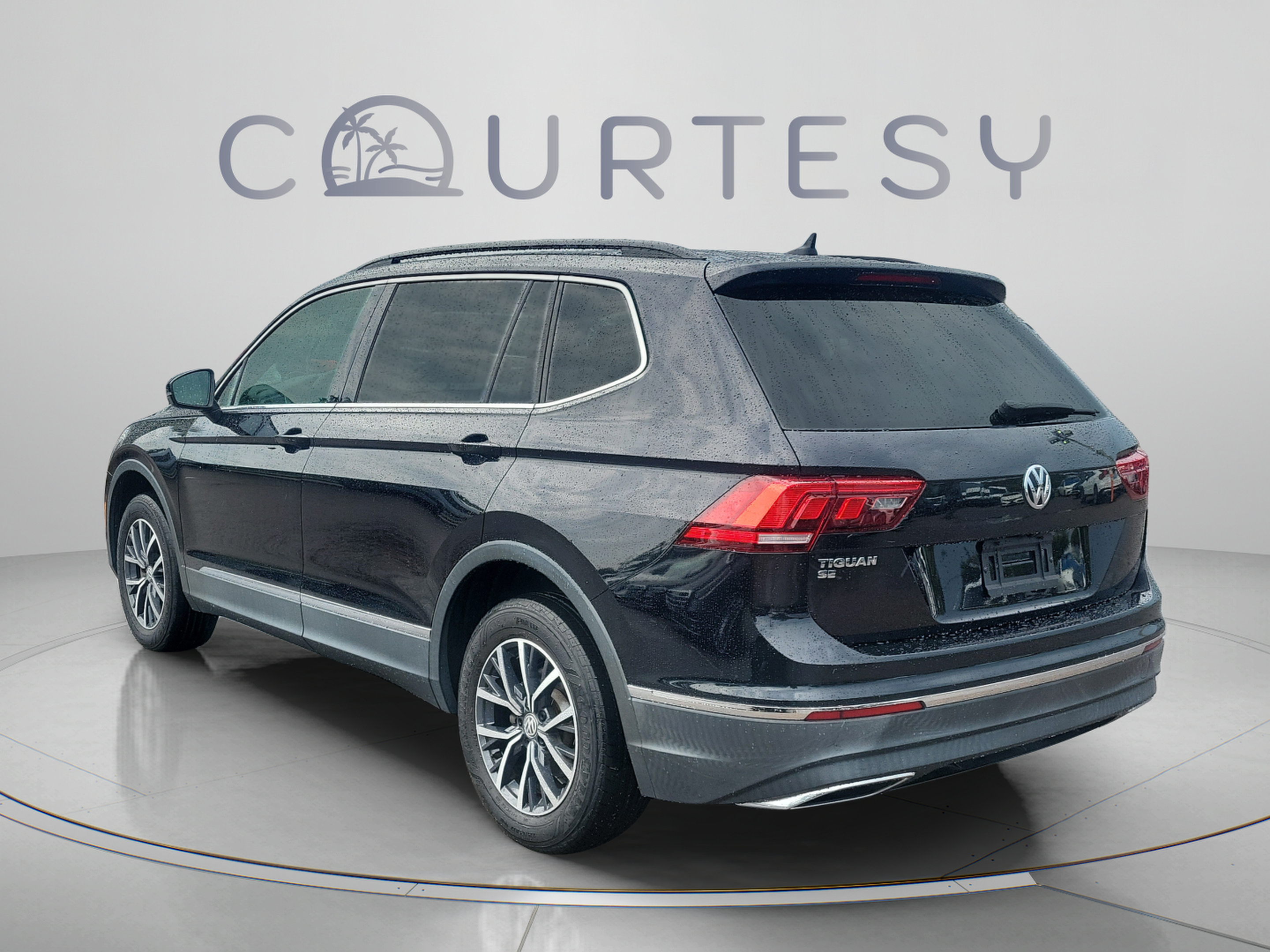 Used 2020 Volkswagen Tiguan SE w/ Panoramic Sunroof Package FWD image 2