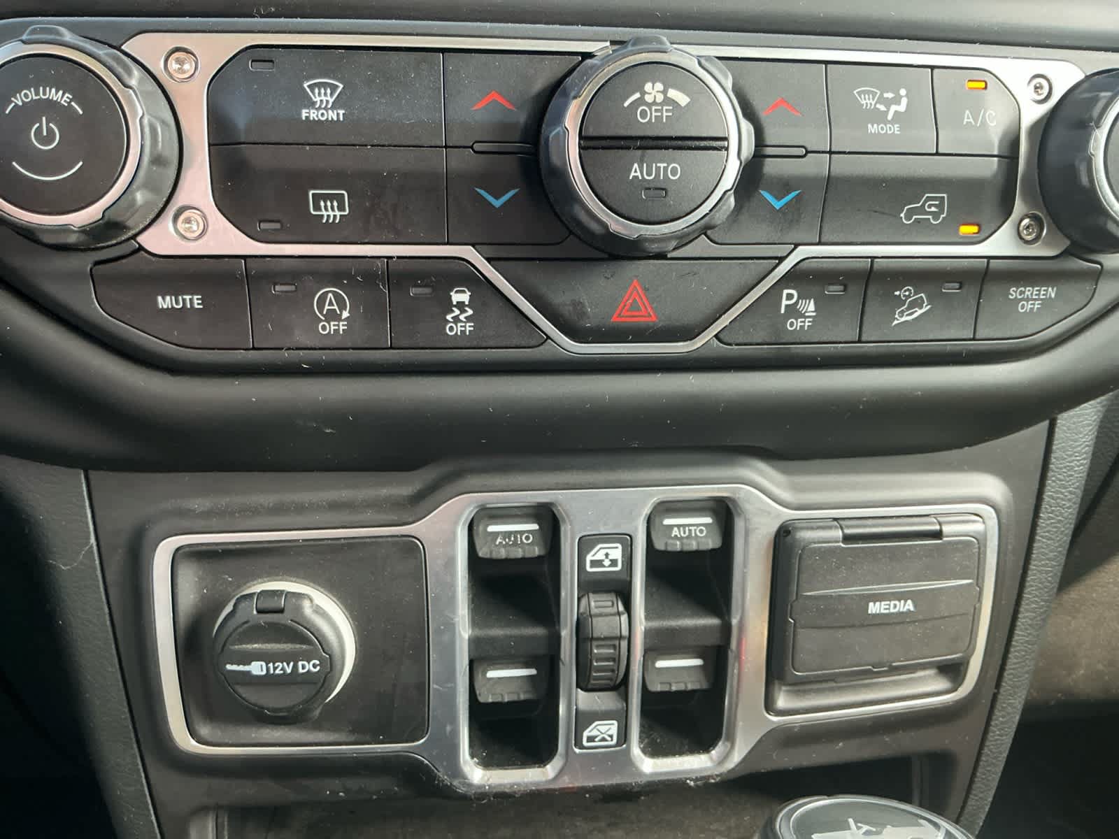 Used 2018 Jeep Wrangler Unlimited Sahara AWD/4WD image 17